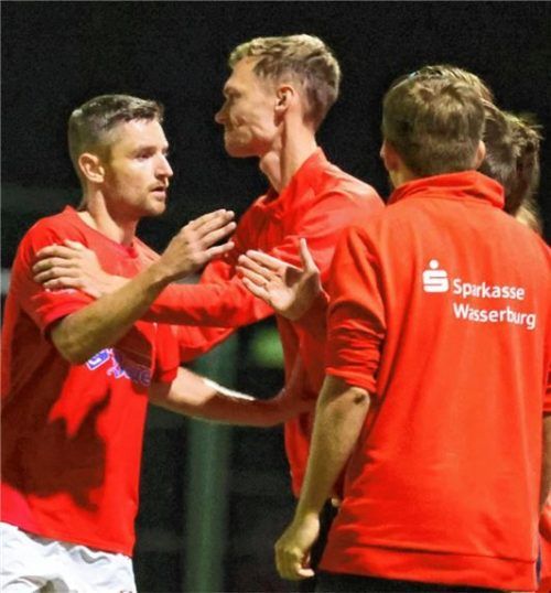 Kapitän Michael Barthuber (links) kehrt wieder ins Wasserburger Team zurück.Foto mb.presse – Butzhammer