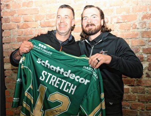 Kapitänstrikot wechselt den Besitzer: C.J. Stretch übergibt Stefan Glora (links) sein Play-off-Dress.Fotos Franz Ruprecht