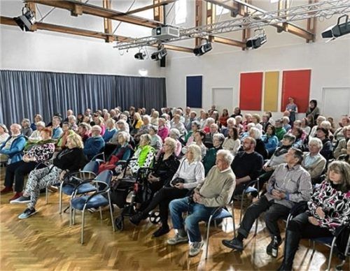 Kein freier Platz mehr: Das Bildungswerk ist komplett voll bei der Filmvorführung. Foto re