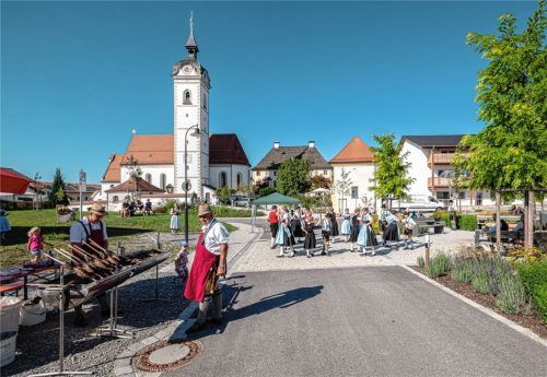 Keine Frage: Mit dem Dorfplatz hat Vogtareuth dank der „Dorfentwicklung“ einen echten Treffpunkt bekommen. Jetzt geht die Dorfentwicklung in ihre nächste Runde, bei der es um ganzjährige Versammlungsmöglichkeiten für die Vogtareuther geht. Fotos Thomae