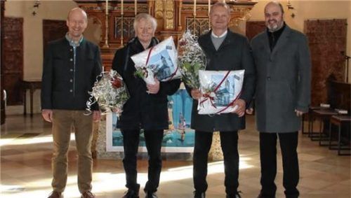 Kirchenpfleger Hans Zingerle (links) und Pfarrgemeinderatsvorsitzender Andreas Messerer (rechts) mit den Geehrten Ludwig Heinrichsberger (Zweiter von links) und Alois Vollert. Foto Hofstetter