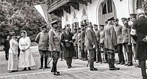 König Ludwig III. von Bayern bei einem Besuch in Hohenaschau um 1916.

Bildrechte Heimat- und Geschichtsverein Aschau