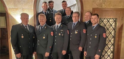 Kommandant Albert Schwegler (links) zeichnete Georg Spiel, Franz Roßnagl, Thomas Höß und Andreas Grabichler (oben, von links) sowie Benedikt Niklas, Tobias Schwegler, Peter Kolb, Andreas Mehringer und Josef Grabichler (vorne, von links) aus. Foto neuwirth