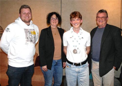 Korbinian Kübler (Zweiter von rechts) mit seinen beiden gewonnenen Silbermedaillen, neben ihm seine Eltern Sabine und Bernhard Kübler (rechts). Dazu gratulierte auch der Vorstand des SC Hammer, Maxi Kurz.Foto wegscheider