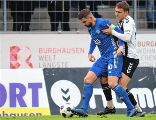 Künftig noch mehr gefragt: Aschaffenburgs Benjamin Baier (links, im Spiel gegen Burghausen).Foto mb.presse – Butzhammer