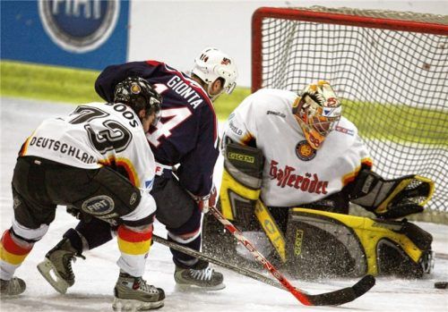 Länderspiel 2005 in Rosenheim mit Robert Müller gegen die USA.Foto Imago