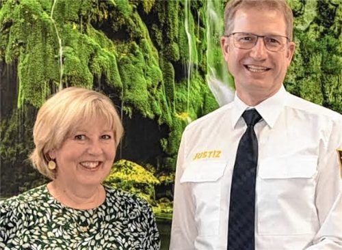 Landgerichtspräsidentin Anja Kesting überreichte Jakob Steiner, seit April neuer Leiter der Wachtmeisterei am Justizzentrum Traunstein, die Ernennungsurkunde. Foto Kretzmer