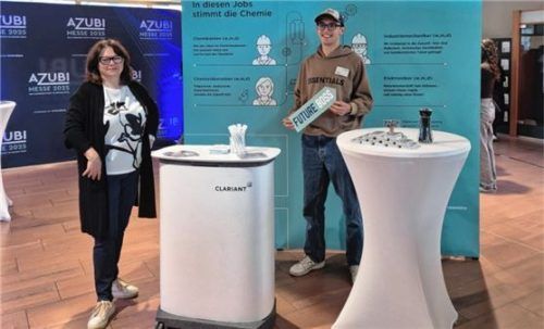 Leon Wirkner (rechts) ist mit seiner Ausbildung bei der Firma Clariant sehr zufrieden. Mit ihm freut sich Ausbildungsleiterin Birgit Neumayr. Foto Görlitz