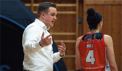 Letzte Anweisungen vor den Aufstiegsspielen: Für Luis Prantl (links) und Kathleen Hill wird es ab Sonntag in den Play-offs ernst.Foto Christian Mühlhofer