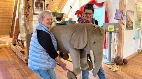Letzte Vorbereitungen: Brigitte Peters (links) und Martina Glatt vom Museumsteam bringen einen Spiel-Elefanten in Position. Foto H. Reiter