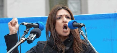 Leyla Bilge, AfD-Vorsitzende der Ortsgruppe Wasserburg-Rott, wurde wegen Volksverhetzung verurteilt. Das Bild zeigt Bilge bei einer Kundgebung der AfD im Jahr 2018. Foto DPA/Thomas Frey
