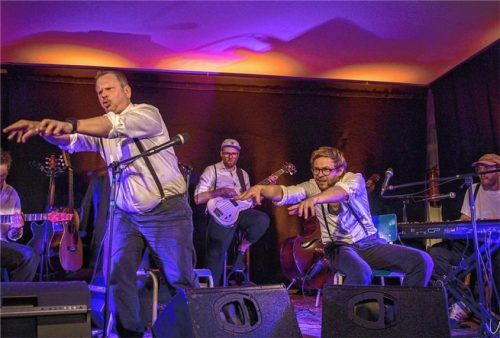 Lieferten in Auers Schloßwirtschaft eine coole Show ab: „5/8erl in Ehrn“ aus Wien. Foto  kewitsch