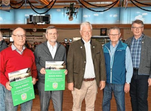 Lorenz Schneid und Heinrich Schichte halten dem Verein seit 60 Jahren die Treue. Dafür wurden sie von Vorsitzendem Reiner Schäfer, Drittem Vorsitzenden Franz Mayer und Kassier Wolfgang Reishofer geehrt (von links).Foto Schlecker