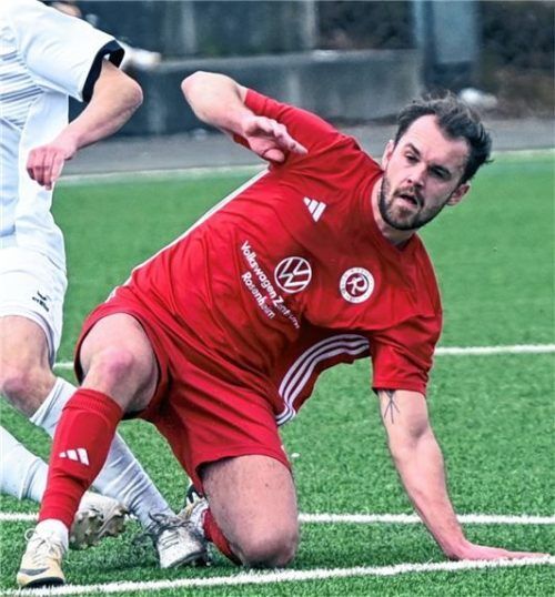 Louis Zimmerschied fällt bei 1860 Rosenheim wegen einer Muskelverletzung aus.Foto Hans-Jürgen Ziegler