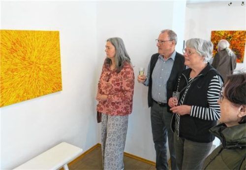„Lux“ lautet der Titel des Bildes von Harry Meyer, das diese Besucher mit Interesse betrachten.