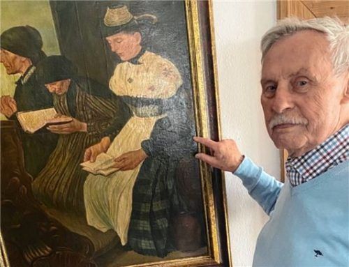Manfred Schaulies vor der Kopie des Bildes „Die drei betenden Frauen“, die im Bad Aiblinger Heimatmuseum hängt. Demnächst will der Archivleiter einen neuen Anlauf nehmen, bis heute offene Fragen zur Herkunft des Gemäldes zu klären.