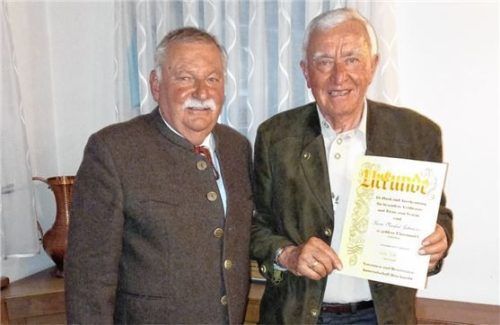 Manfred Zahnleiter (rechts) wurde von Vorsitzendem Walter Rösler mit für sein langjähriges ehrenamtliches Engagement geehrt. Foto  Veteranen- und Reservistenkameradschaft Bruckmühl