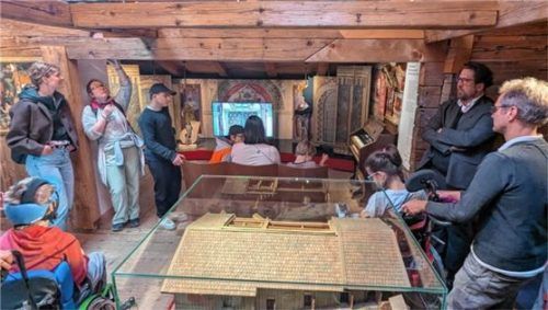 Markus Burkholt (Zweiter von rechts) führte kurzweilig durch das Heimatmuseum, dessen Ausstellung er maßgebend gestaltet hat.Foto Hoffmann