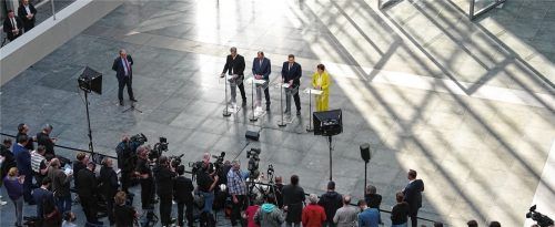 Markus Söder, Ministerpräsident von Bayern und CSU-Vorsitzender, Friedrich Merz, CDU-Bundesvorsitzender und künftiger Bundeskanzler, Lars Klingbeil, SPD-Fraktions- und Bundesvorsitzender, und Saskia Esken, SPD-Bundesvorsitzende, nehmen an einer Pressekonferenz nach den Sondierungsgesprächen von Union und SPD im Bundestag teil.Foto dpa