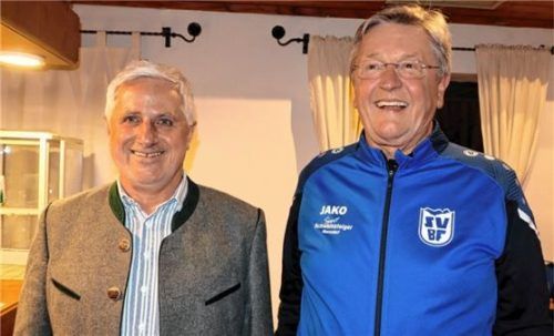 Martin Kolb senior (links) und Ernst Töglhofer haben der Abteilung Fußball beim SV Bad Feilnbach zum Ansehen im Ort verholfen. Foto  Strim