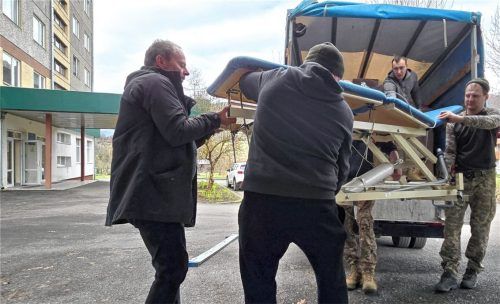 Medizinische Hilfsgüter aus Bad Endorf werden vor einem Krankenhaus abgeladen. Foto Ammelburger