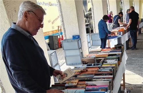 Mehr als 50 laufende Meter Bücher: Leseratten hatten beim Bücherflohmarkt des Kiwanis-Clubs eine große Auswahl. Foto KC Bad Aibling