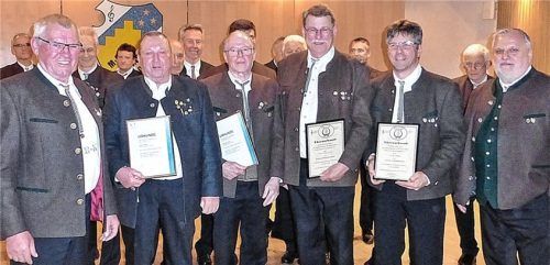MGV-Vorstand Bernhard Kreuz (von links) freut sich mit den geehrten Sängern Anton Fellner, Sebastian Unker, Peter Prieschl und Erik Mack. Rechts: Markus Seemann, Vorsitzender des Bayerischen Sängerbundes Kreis Wendelstein.Foto re