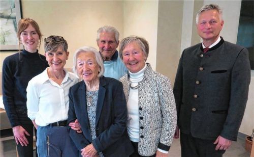 Mit dem Geburtstagskind Maria Puff (Mitte) freuen sich (von links) Enkelin Sophie, Tochter Petra, Tochter Maria und deren Lebensgefährte Horst sowie Bürgermeister Richard Richter, der im Namen der Marktgemeinde gratulierte. Foto baumann