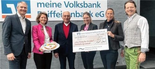 Mit einem Kuchen bedankten sich Johanna Ruoff (Zweite von links) und Veronika Bergau bei (von links) Mirko Gruber, Vorstandsmitglied der VR-Bank, sowie bei Gerhard Ruf, Katharina Franz und Johann Hell von der Stiftung VR-Bank Rosenheim-Chiemsee.Foto Kirchner