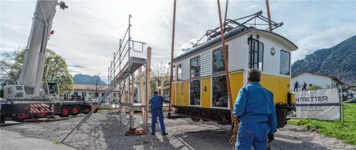 Mit einem Schwerlastkran wurde der Veteran der Wendelsteinbahn an seinen neuen Platz gehievt.Fotos thomae
