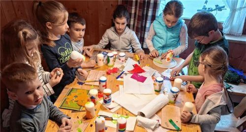 Mit Feuereifer bastelten die Kinder auch heuer wieder Osterkerzen. Foto  Hecht
