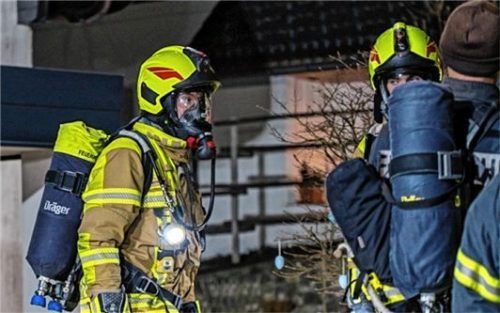 Mit schweren Atemschutzgeräten wurde der Brand im Inneren bekämpft.