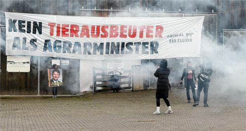 Mitglieder der Protestgruppierung Animal Rebellion halten Schilder mit Porträts vom Präsidenten des Bayerischen Bauernverbandes Felßner in die Höhe. Darüber ist ein Banner mit der Aufschrift „Kein Tierausbeuter als Agrarminister“ am Stall Felßners angebracht. Felßner war als künftiger Bundeslandwirtschaftsminister für die CSU im Gespräch. Nach der Aktion der Aktivisten hatte er erklärt, nicht mehr zur Verfügung zu stehen. Foto dpa