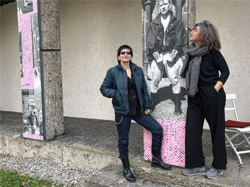 Mona Mur (links) und Monika Hauser-Mair, Leiterin der Städtischen Galerie. Im Hintergrund ist ein Fotoplakat mit dem deutschen Musiker, Musikproduzenten und Hörspielkünstler FM Einheit zu sehen. Foto Anna Heise