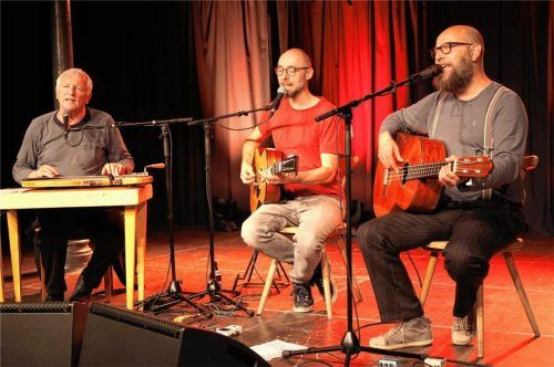 Musikalisch hochklassig und emotional bewegend: (von links) Josef Brustmann, Benni Schäfer und Sebastian Horn bei ihrem Auftritt im Haberkasten.Foto  Seitz