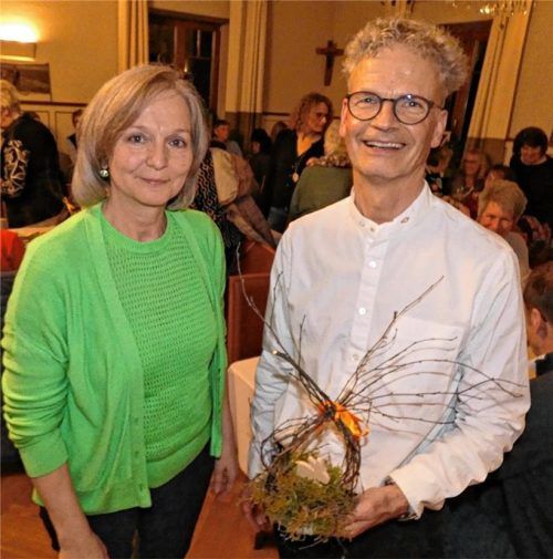 Nach der gut besuchten Frühjahrsversammlung des Gartenbauvereins Erlstätt im Saal des Gasthofs Fliegl in Erlstätt strahlten Vorsitzende Angela Wirnshofer und der Vorsitzende des Bezirksverbands Oberbayern für Gartenkultur und Landespflege, Michael Luckas, um die Wette. Luckas hatte zuvor mit seinem lebendigen Vortrag „Garten- und Wetterzeichen der Natur erkennen“ für Begeisterung gesorgt. Foto  Müller