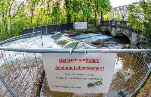 Nach einem schweren Unfall am Eisbach in München ist die Surfwelle weiterhin gesperrt. Laut den Verantwortlichen bestehe die Gefahr des Verhängens. Foto Peter Kneffel/dpa