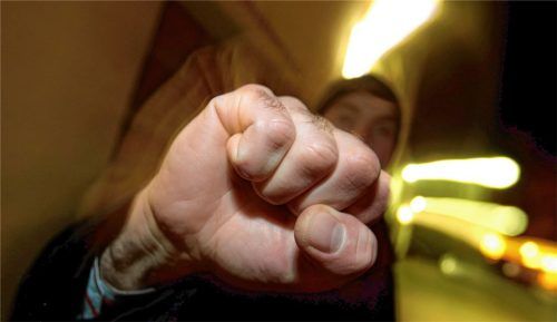 Nach einer Prügelei in Kolbermoor landete der Täter vor dem Jugendschöffengericht. Doch zunächst gab es nur ein Geflecht aus Lügen. (Symbolbild) Foto dpa