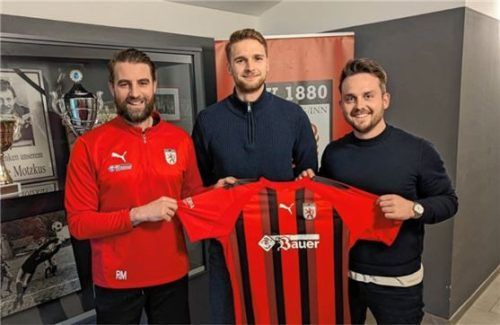 Nägel mit Köpfen: Robert Mayer und Lino Volkmer bleiben in Wasserburg, daneben Kevin Klammer (von links).Foto Hain