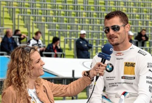 Neben dem Modeln und dem Rennfahren arbeitet Christina Surer auch noch als Moderatorin. Hier im Interview mit Martin Tomczyk im Jahr 2012. Foto IMAGO / Pakusch