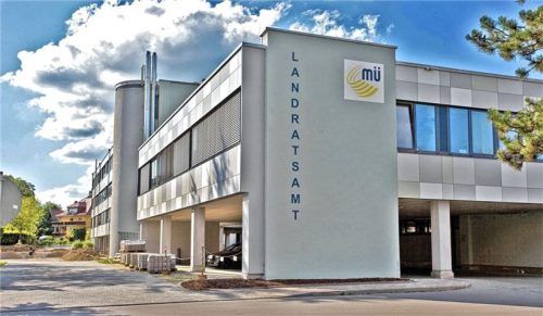 Neben der Aufstockung und Sanierung des Landratsamtes in Mühldorf im Jahr 2012, setzte das Büro auch den Umbau und die Generalsanierung der ehemaligen Landwirtschaftsschule zur Agentur für Arbeit in Mühldorf um.