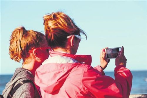 „Nur noch ein Foto!“ Man sollte den Urlaub nutzen, das Smartphone hin und wieder auszuschalten (o.). Fotos Panthermedia/przemekklos, picture alliance/dpa/Christin Klose, Sven Hoppe, Benjamin Nolte