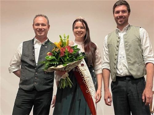 Obermeister Florian Stein (links) und sein Stellvertreter Christian Roß konnten als Ehrengast Marion I., ihres Zeichens Spenglerkönigin, bei der Freisprechungsfeier im SHK-Handwerk beim Hirzinger in Söllhuben begrüßen. Sie war nicht der einzige „Stargast“.