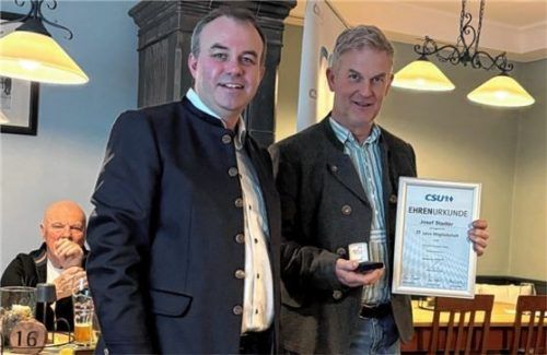 Ortsvorsitzender Florian Gerthner (links) ehrte Josef Stadler für 25 Jahre Mitgliedschaft in der Christlich-Sozialen Union. Foto re