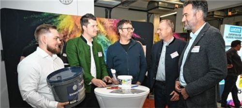 Patrik Miederer und Markus Blenk Christian Stechl, Prokurist Sepp Himmelstoß und Nenad Grizelj (von links) im angeregten Fachgespräch.Foto  Ruprecht