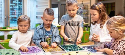 Perfekter Tagesausflug zur Osterzeit: In den Swarovski Kristallwelten wartet funkelnder Osterzauber auf die Gäste. Toll für Familien sind die kreativen Workshops. Fotos swarovski Kirstallwelten