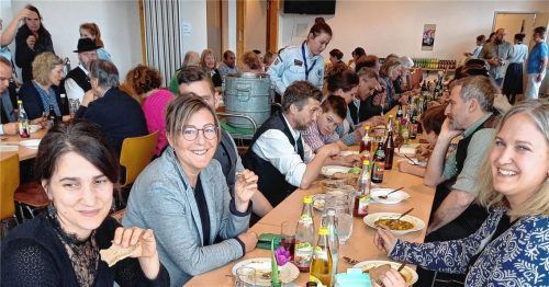 Pfadfinderinnen verteilen die Fastensuppe im voll besetzten Saal im Sportheim des ASV Au. Foto Matthias baumann