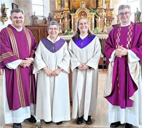 Pfarrbeauftragter Diakon Günter Schmitzberger (links), Gemeindereferentin Luise Schudok (Zweite von links) und Priesterlicher Leiter Kurat Tobias Pastötter (rechts) hießen Conny Gaiser (Zweite von rechts) als neue Gemeindereferentin in ihrer Mitte herzlich willkommen.Foto Hötzelsperger