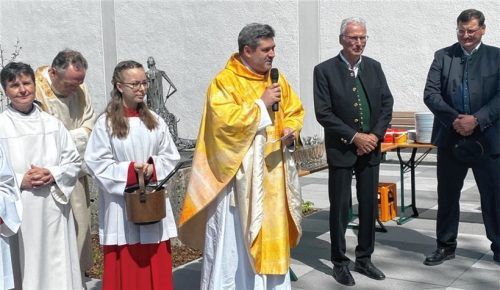 Pfarrer Philipp Kielbassa (Mitte) bei der offiziellen Einweihung.