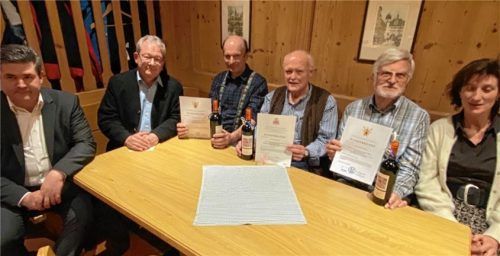 Pfarrer Philipp Kielbassa und Verwaltungsleiter Michael Liegl (links) dankten zusammen mit Renate Gartmeier, der Vorsitzenden des Stadtkirchenrates, den ausscheidenden Kirchenpflegern Sebastian Staber, Walter Siersch und Ludger Goedecke (von links).Foto Kotter